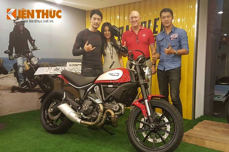 Từ trái qua phải: Johnny Trí Nguyễn, Nhung Kate, ngài Chủ tịch Ducati Việt Nam - ông Bradley Lalonde và một thành viên của Ducati Sài Gòn chụp hình lưu niệm sau khi giao  xe Ducati Scrambler icon cho cặp đôi diễn viên nổi tiếng đam mê môtô PKL tại Việt Nam.